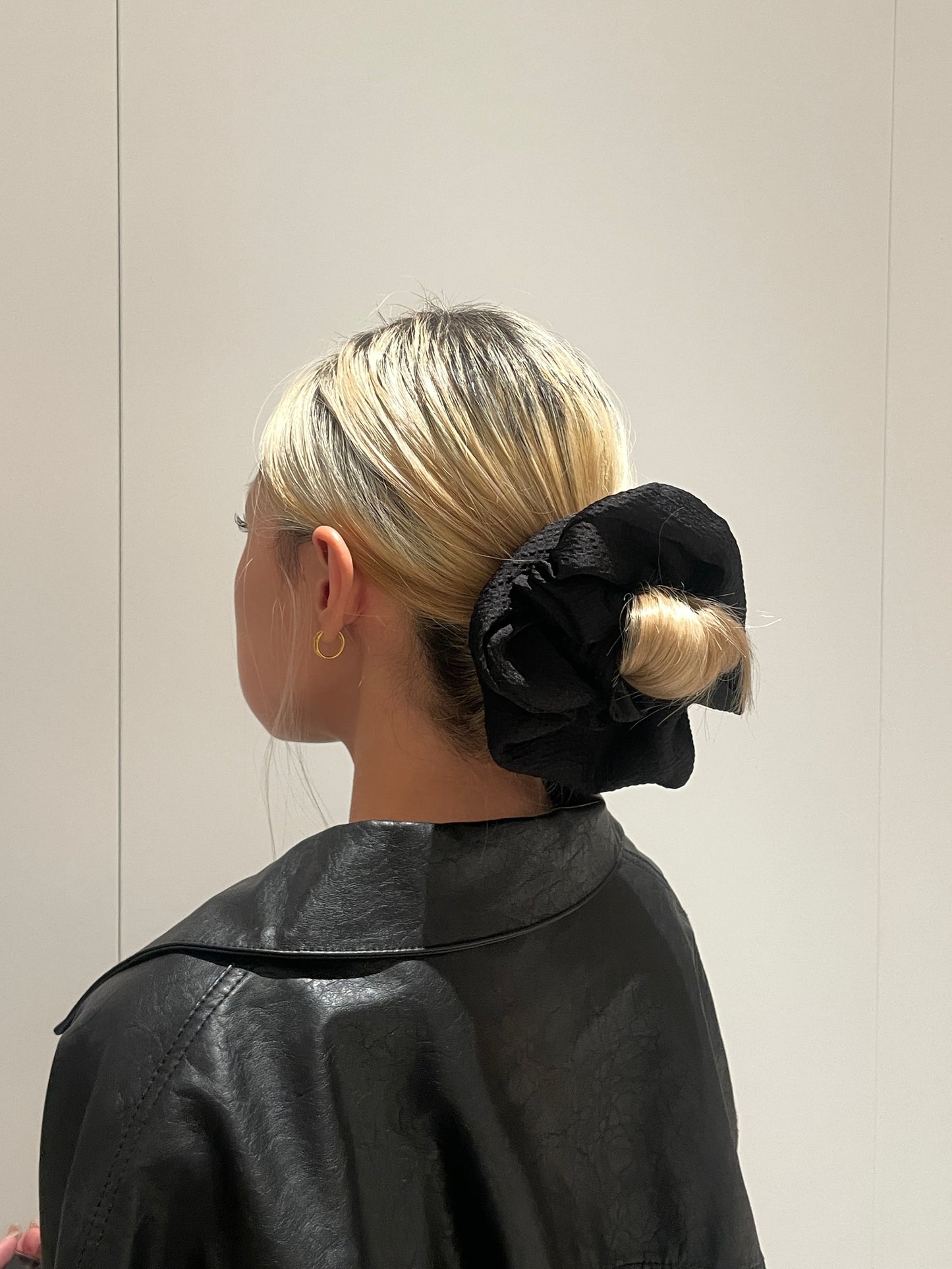 Lola Scrunchie (Black/White)