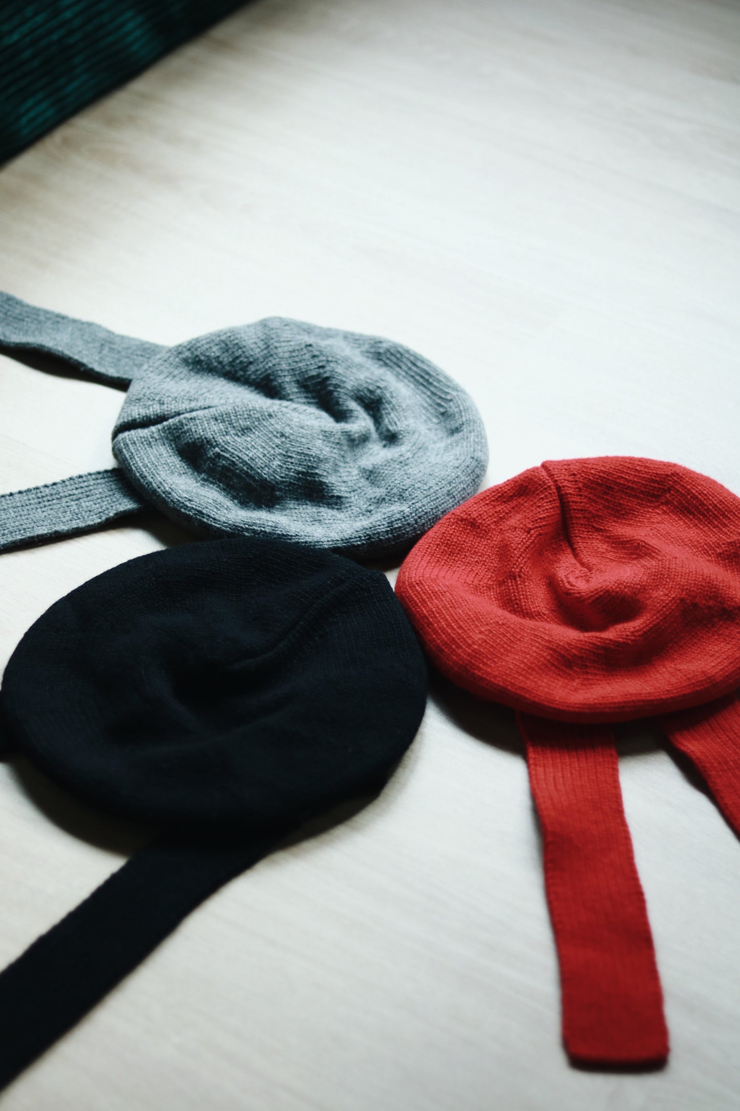 Doll Beret (Black/Grey/Red)