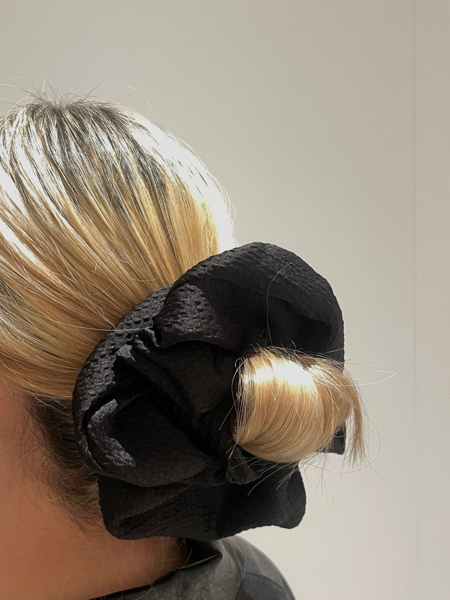 Lola Scrunchie (Black/White)