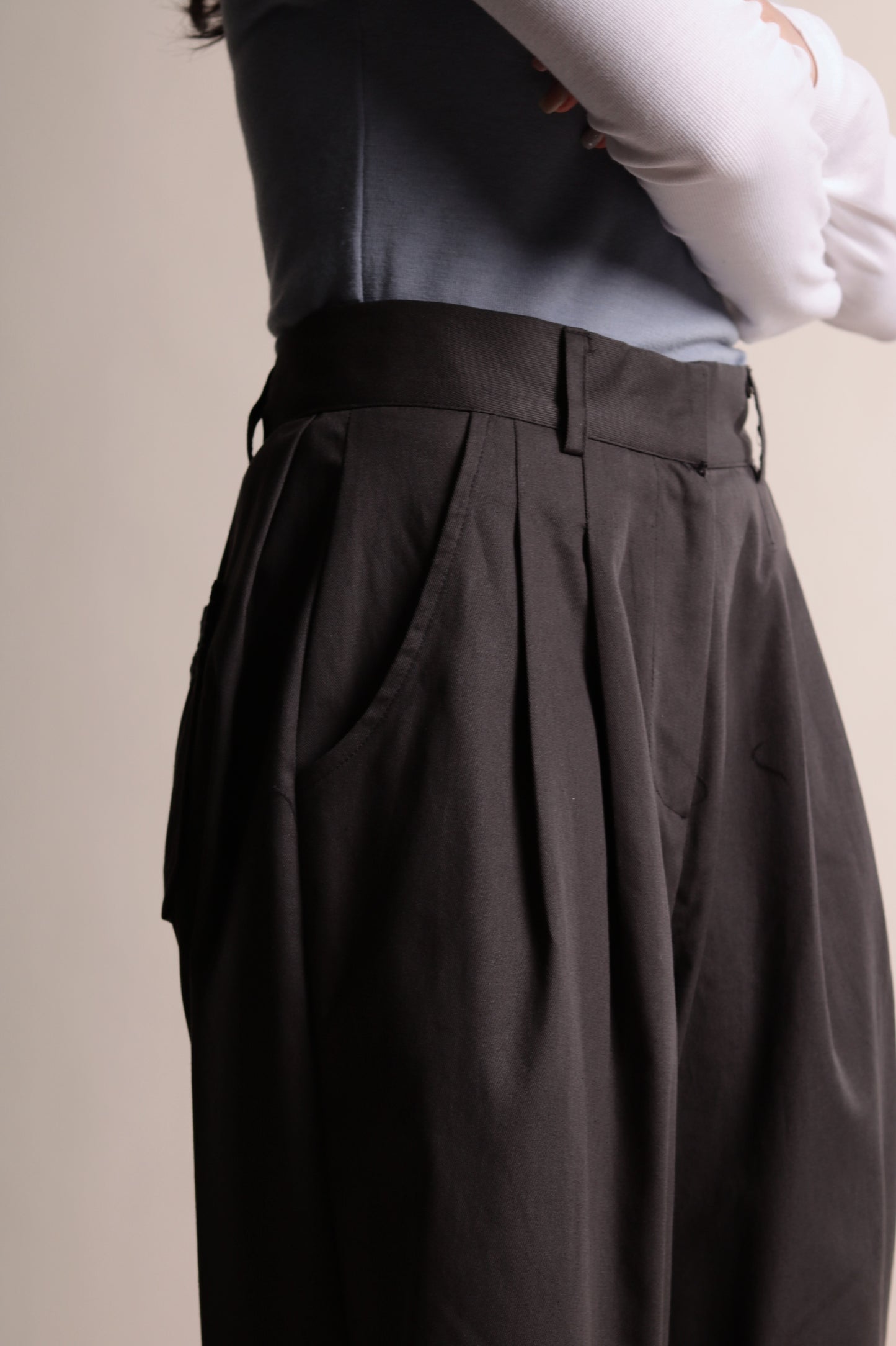 Check Detail Pleated Pants (Charcoal)