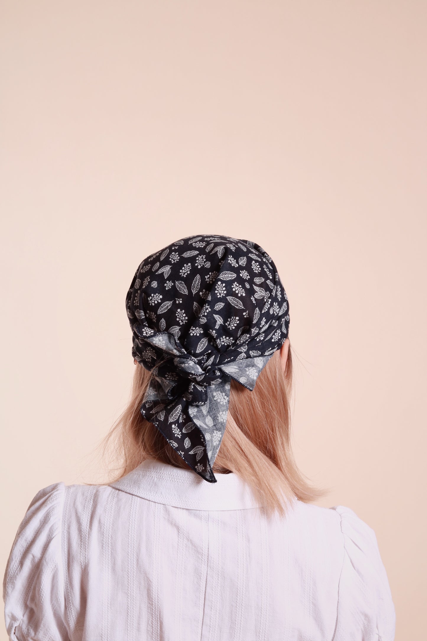 Floral Grass Scarf (Green/Navy/White)