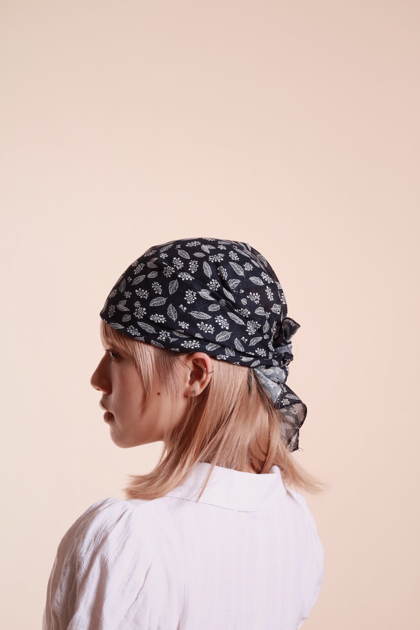 Floral Grass Scarf (Green/Navy/White)