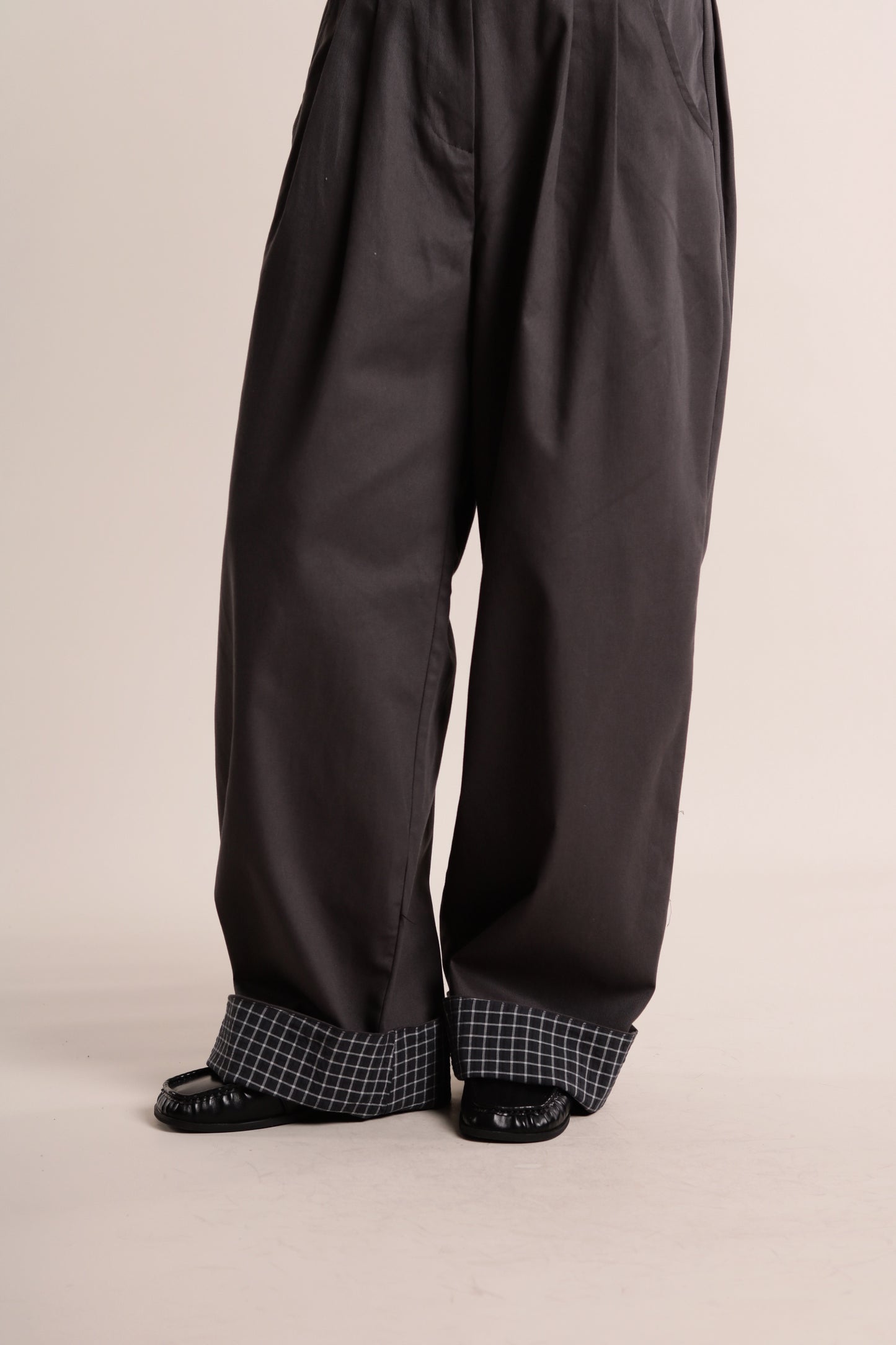 Check Detail Pleated Pants (Charcoal)