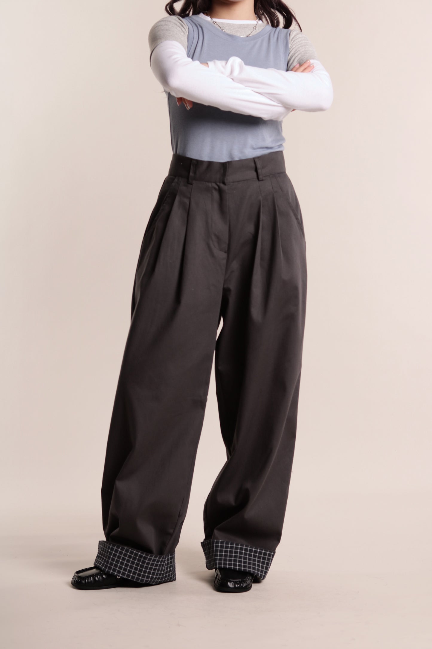 Check Detail Pleated Pants (Charcoal)