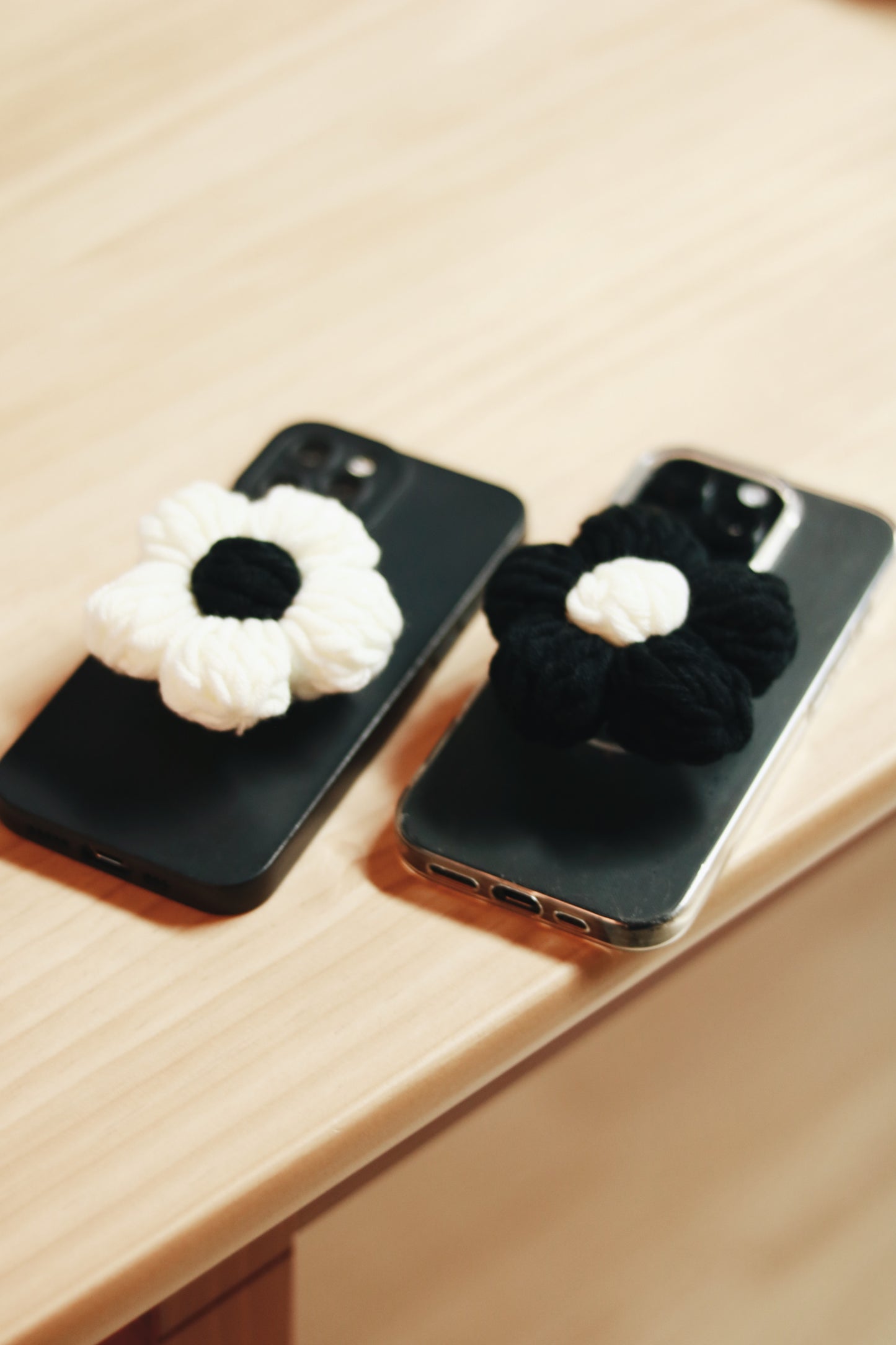 Flower Grip Tok (Black/White)