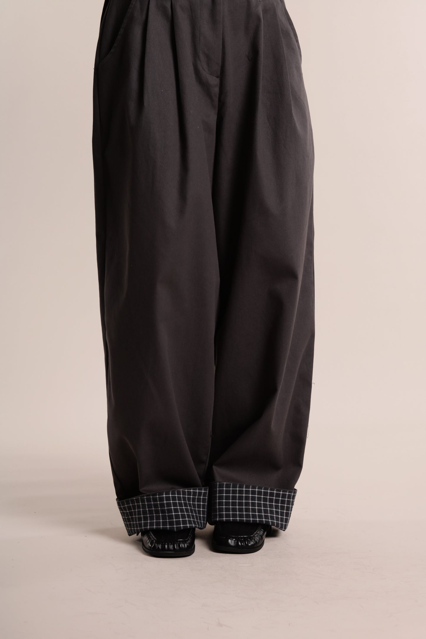 Check Detail Pleated Pants (Charcoal)