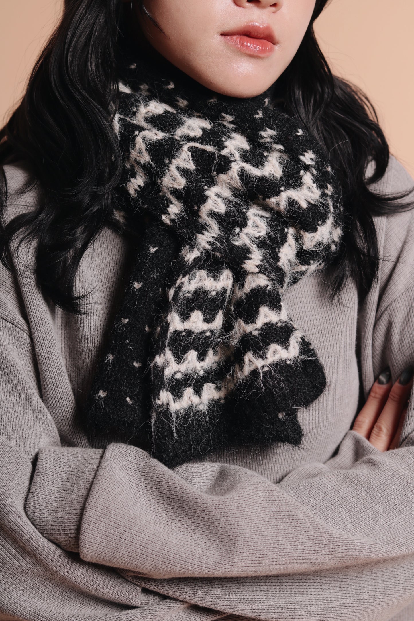 Triangle Muffler (Black)