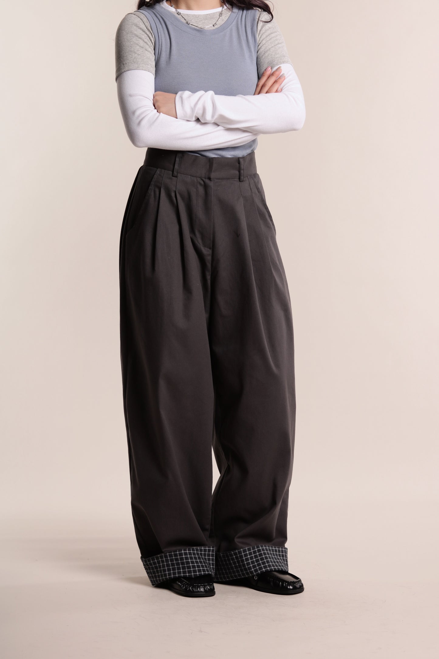 Check Detail Pleated Pants (Charcoal)