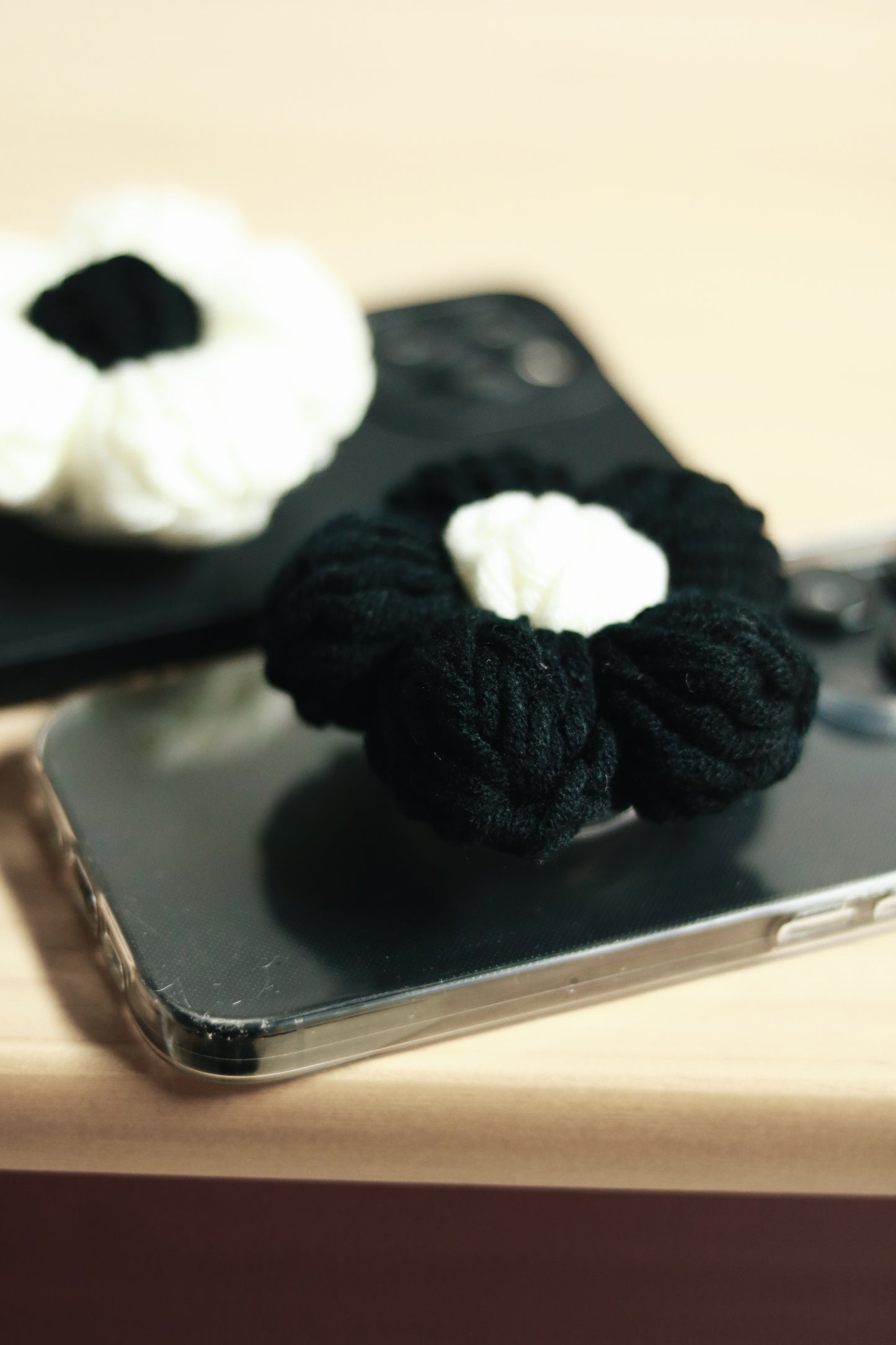 Flower Grip Tok (Black/White)