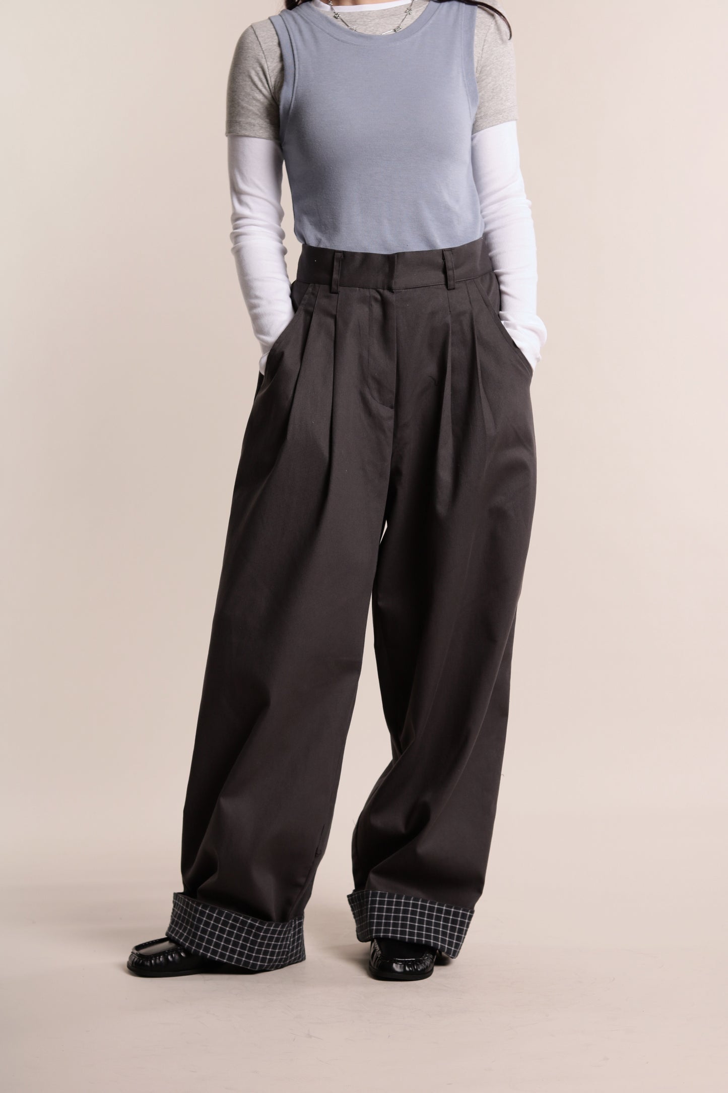 Check Detail Pleated Pants (Charcoal)