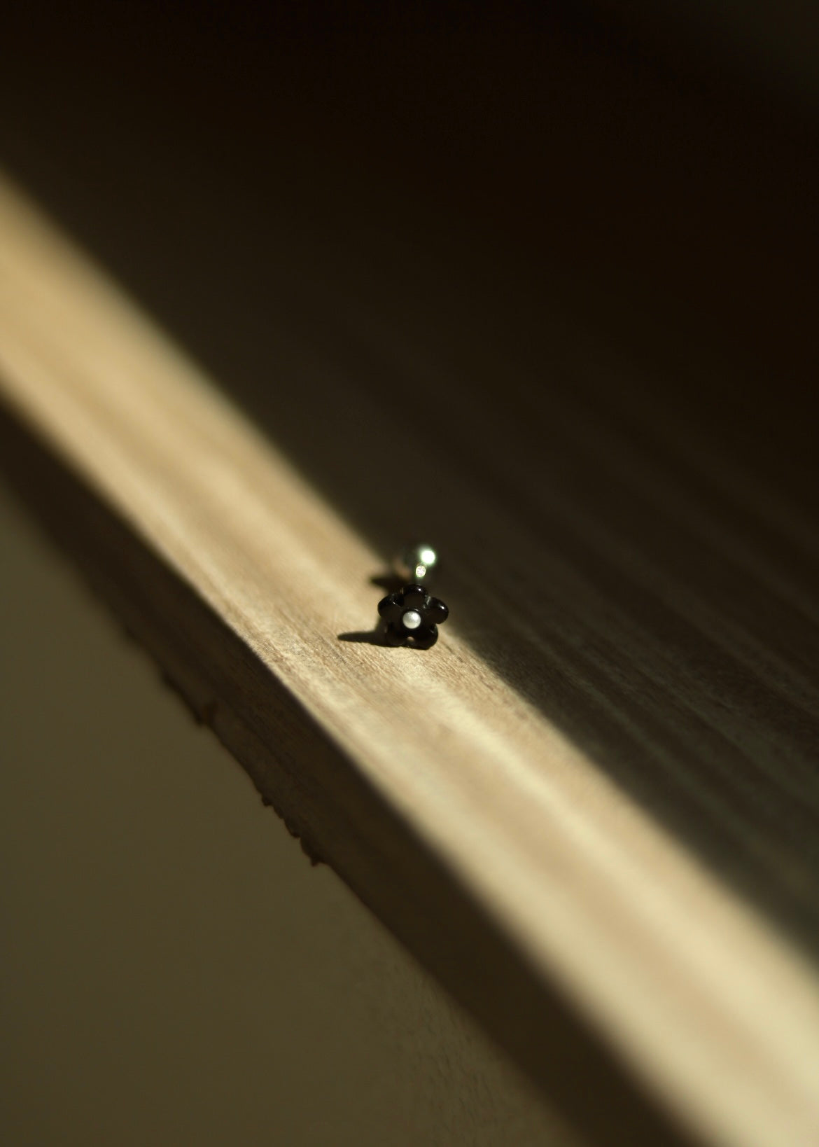Tiny Flower Earring (Black)